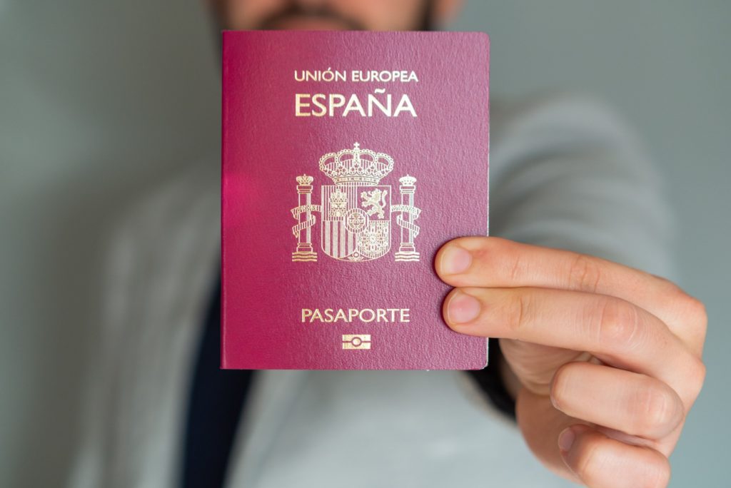 empresario con su pasaporte espanol de la union europea